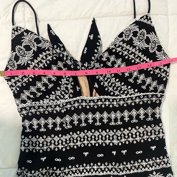 Alice & Olivia Roe Embroidered Fit Flare Mini Dress Tie Front Detail SZ 6 EUC - Picture 11 of 11